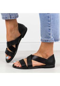 eVento - Czarne bk/bk płaskie sandały damskie z zakrytą piętą Evento 3882. Okazja: na co dzień, na spacer. Zapięcie: pasek. Kolor: czarny. Materiał: skóra. Sezon: wiosna, lato. Styl: elegancki, klasyczny, casual #1