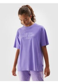 4f - T-shirt z nadrukiem dziewczęcy - fioletowy. Kolor: fioletowy. Materiał: bawełna. Długość rękawa: krótki rękaw. Długość: krótkie. Wzór: nadruk