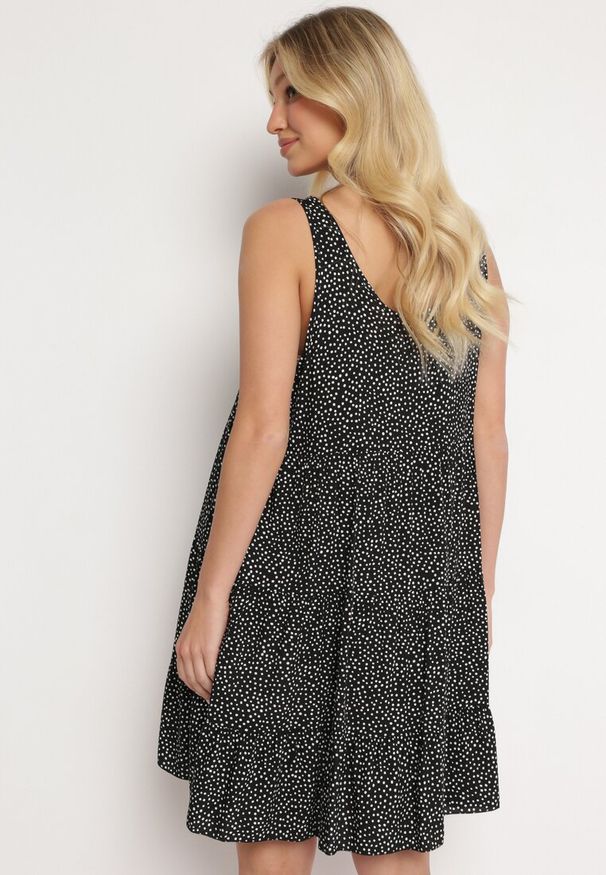 Born2be - Czarno-Biała Rozkloszowana Bawełniana Sukienka na Ramiączkach z Falbanami Tesly. Okazja: na spacer, na co dzień. Kolor: czarny. Materiał: bawełna. Długość rękawa: na ramiączkach. Sezon: lato. Typ sukienki: proste, rozkloszowane. Styl: casual