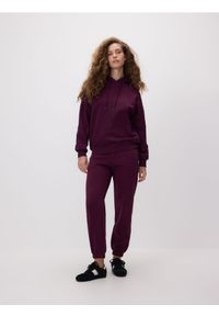 Reserved - Spodnie dresowe ze ściągaczem - ciemnofioletowy. Kolor: fioletowy. Materiał: dresówka #1