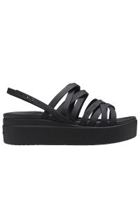 Klapki Crocs Brooklyn Strappy Low Wedge 206751-001 - czarne. Kolor: czarny. Materiał: materiał. Wzór: paski. Sezon: lato. Obcas: na platformie. Styl: klasyczny #1