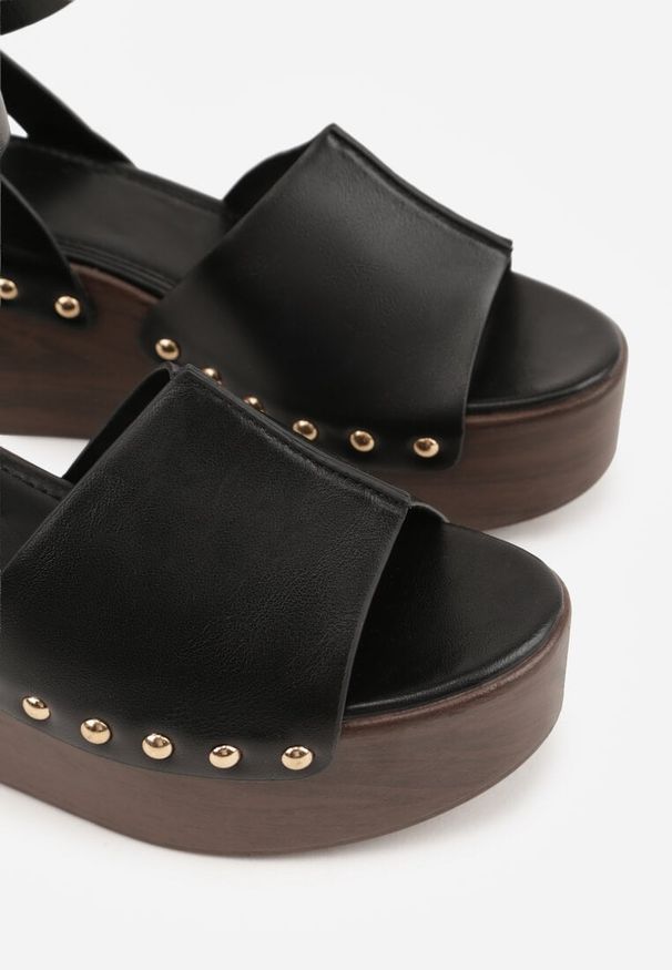 Renee - Czarne Sandały na Platformie i Koturnie z Nitami po Bokach Zaehesh. Okazja: na co dzień. Zapięcie: sprzączka. Kolor: czarny. Materiał: jeans. Obcas: na koturnie. Styl: casual