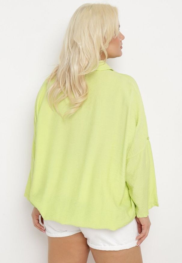 Born2be - Jasnozielona Koszula z Wiskozy z Rękawem Długości 3/4 Zapinana na Guziki Fieara. Okazja: na co dzień. Typ kołnierza: dekolt w serek. Kolekcja: plus size. Kolor: zielony. Materiał: wiskoza. Styl: casual, klasyczny, elegancki