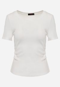 Born2be - Biały Prążkowany T-shirt Ozdobiony po Bokach Marszczeniem Nedisa. Okazja: na co dzień. Kolor: biały. Materiał: prążkowany. Wzór: aplikacja. Styl: casual #3