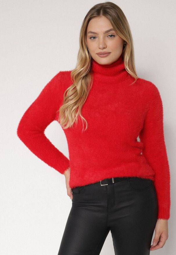 Born2be - Czerwony Wełniany Golf Mihn. Typ kołnierza: golf. Kolor: czerwony. Materiał: wełna. Długość rękawa: długi rękaw. Długość: długie. Sezon: zima, jesień