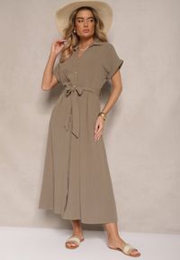 Renee - Zielona Bawełniana Sukienka Koszulowa z Wiązanym Paskiem i Krótkim Rękawem Elannoria. Okazja: na co dzień, na spacer. Typ kołnierza: dekolt w serek, kołnierzyk klasyczny. Kolor: zielony. Materiał: bawełna. Długość rękawa: krótki rękaw. Typ sukienki: koszulowe. Styl: casual, klasyczny, elegancki #4