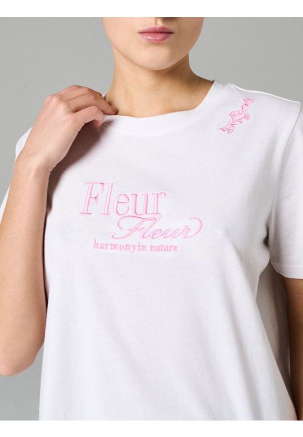 Sinsay - Bawełniana koszulka z haftowanym napisem - kremowy. Kolor: kremowy. Materiał: bawełna. Wzór: napisy, haft