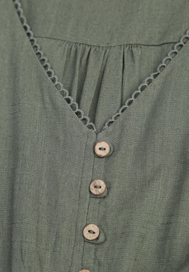 Born2be - Zielona Rozkloszowana Sukienka z Lnem i Wiskozą Zdobiona Guzikami Maitiella. Okazja: na co dzień. Typ kołnierza: dekolt w kształcie V. Kolor: zielony. Materiał: wiskoza, len. Długość rękawa: długi rękaw. Wzór: aplikacja. Sezon: wiosna, lato. Styl: elegancki, casual