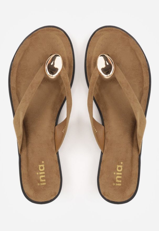 Born2be - Ciemnobeżowe Japonki w Stylu Casual z Metaliczną Ozdobą Othrilis. Okazja: na co dzień. Kolor: beżowy. Materiał: len. Wzór: aplikacja. Sezon: lato. Styl: casual