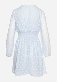 Born2be - Niebieska Sukienka Koktajlowa z Gumką w Pasie i Geometrycznym Wzorem na Siateczce Actipisa. Kolor: niebieski. Wzór: geometria. Typ sukienki: kopertowe. Styl: wizytowy #6