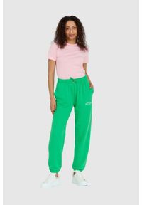 Juicy Couture - JUICY COUTURE Zielone spodnie damskie wendy recycled z haftowanym logo. Kolor: zielony. Materiał: dresówka. Wzór: haft #5