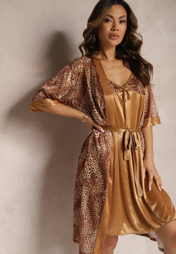 Renee - Brązowy Komplet Piżamowy ze Szlafrokiem i Elegancką Koszulą Nocną w Drobne Cętki Seraphim. Kolor: brązowy. Materiał: tkanina