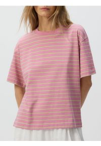 Reserved - Bawełniany t-shirt w paski - różowy. Kolor: różowy. Materiał: bawełna. Wzór: paski