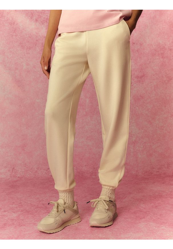 4f - 4F Spodnie dresowe joggery damskie - kremowe M. Stan: podwyższony. Kolor: beżowy. Materiał: dresówka