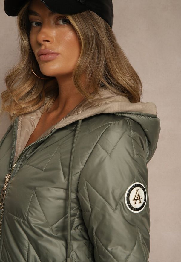 Renee - Zielona Kurtka z Pikowanymi Przeszyciami Kapturem i Dłuższym Tyłem Tuleina. Okazja: na co dzień. Kolor: zielony. Materiał: jeans. Długość: długie. Styl: casual