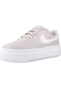 Buty do chodzenia damskie Nike Court Vision Alta Ltr. Kolor: różowy, biały, wielokolorowy. Materiał: materiał, skóra. Szerokość cholewki: normalna. Model: Nike Court. Sport: turystyka piesza