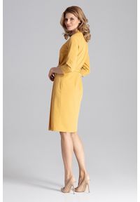 Figl - Elegancka sukienka z kopertowym dekoltem i wiązaniem musztardowa. Okazja: do pracy, na spotkanie biznesowe. Kolor: żółty. Typ sukienki: kopertowe. Styl: elegancki #4