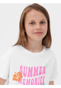 4F JUNIOR - T-shirt z nadrukiem dziewczęcy - biały. Okazja: na co dzień. Kolor: biały. Materiał: bawełna, dzianina, jersey. Długość rękawa: krótki rękaw. Długość: krótkie. Wzór: nadruk. Sezon: lato. Styl: casual, klasyczny, sportowy