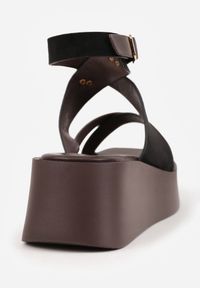 Renee - Czarne Sandały na Platformie i Koturnie z Geometryczną Cholewką i Nitami Amanome. Zapięcie: sprzączka. Kolor: czarny. Wzór: geometria. Sezon: wiosna, lato. Obcas: na koturnie #3