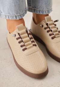 Born2be - Ciemnobeżowe Wsuwane Tenisówki z Perforacją i Podeszwą z Bieżnikiem Illanya. Okazja: na co dzień. Zapięcie: bez zapięcia. Kolor: beżowy. Materiał: jeans. Szerokość cholewki: normalna. Styl: casual, klasyczny #6