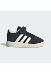 Adidas - Kapcie ADIDAS GRAND COURT 00S EL Czarny. Kolor: czarny, biały, wielokolorowy. Materiał: syntetyk, tkanina, skóra. Sport: turystyka piesza