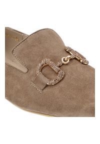 Beżowe Półbuty Karino Modne Obuwie Damskie. Okazja: na co dzień. Kolor: beżowy. Materiał: zamsz, skóra. Szerokość cholewki: normalna. Wzór: aplikacja. Styl: klasyczny, casual, elegancki #4