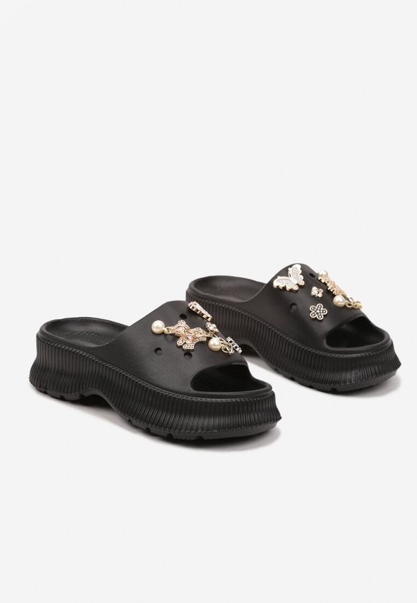 Born2be - Czarne Klapki Piankowe na Grubej Podeszwie z Ozdobnymi Aplikacjami Hizana. Okazja: na co dzień. Kolor: czarny. Materiał: jeans, len. Wzór: aplikacja. Sezon: lato. Styl: elegancki, casual