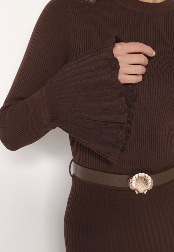 Born2be - Brązowa Sukienka Dzianinowa z Wiskozą z Rozszerzanymi Rękawami i Paskiem Retelva. Okazja: na randkę, na co dzień. Kolor: brązowy. Materiał: dzianina, wiskoza. Styl: klasyczny, casual, elegancki