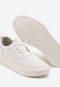 Born2be - Białe Sneakersy Skórzane z Perforowaną Cholewką Tiravis. Okazja: na co dzień. Kolor: biały. Materiał: skóra. Szerokość cholewki: normalna. Wzór: aplikacja