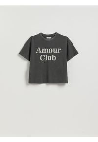 Reserved - Krótki t-shirt z nadrukiem - ciemnoszary. Kolor: szary. Materiał: bawełna, dzianina. Długość: krótkie. Wzór: nadruk