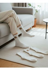 Sinsay - Zestaw wysokich skarpetek z motywem kapibary 4 pack - biały. Kolor: biały #1