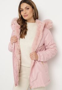 Born2be - Różowa Dwustronna Kurtka Parka z Odpinanym Kapturem i Futrzaną Podszewką Zinnalea. Okazja: na spacer. Kolor: różowy. Materiał: futro. Wzór: gładki. Styl: elegancki #6