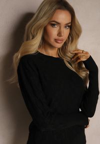 Renee - Czarny Sweter z Modalem i Wiskozą Ozdobiony Tłoczeniem Liliti. Okazja: na co dzień. Kolor: czarny. Materiał: wiskoza. Długość rękawa: długi rękaw. Długość: długie. Wzór: aplikacja. Styl: casual, elegancki