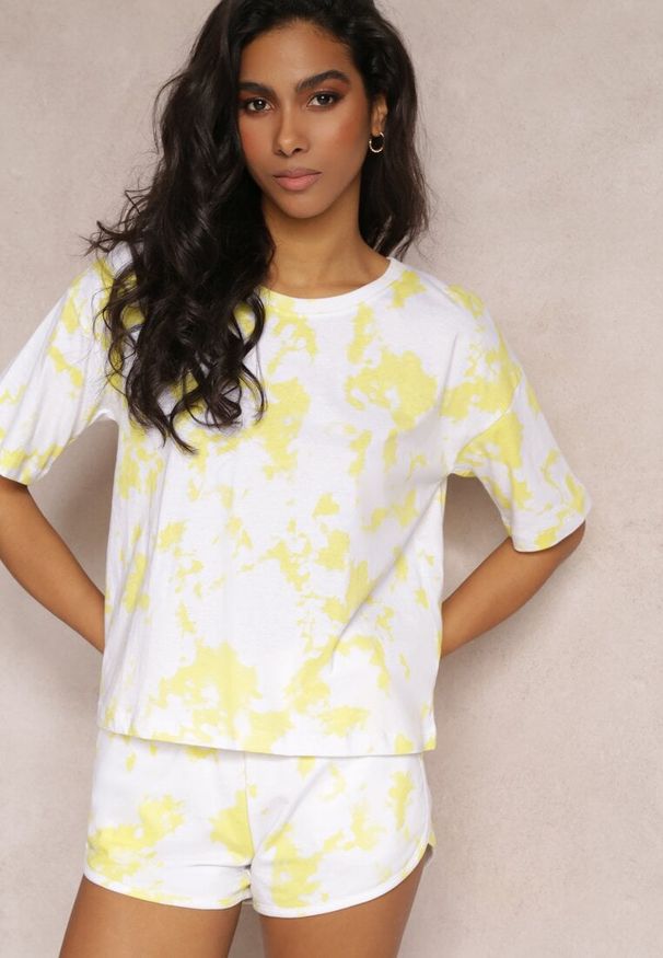 Renee - Żółte Szorty z Gumką w Pasie ze Wzorem Tie Dye Nurici. Kolor: żółty