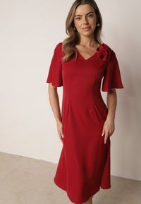 Born2be - Czerwona Koktajlowa Sukienka VICES ze Zwiewnymi Rękawami i Kwiatową Aplikacją 3D Talilia. Okazja: na wesele, na ślub cywilny, na imprezę. Kolor: czerwony. Wzór: aplikacja, kwiaty. Styl: wizytowy #1