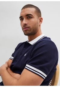 bonprix - Shirt polo pique z czystej bawełny organicznej. Typ kołnierza: polo. Kolor: niebieski. Materiał: dzianina, bawełna. Długość rękawa: krótki rękaw. Długość: krótkie. Wzór: haft #2