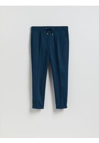 Reserved - Spodnie regular z włóknem bambusowym - granatowy. Kolor: niebieski. Materiał: włókno
