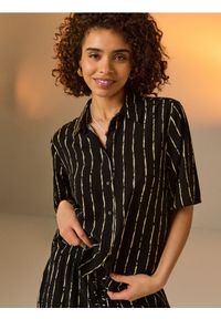 Sinsay - Wiskozowa koszula regular fit z krótkim rękawem - czarny. Kolor: czarny. Materiał: wiskoza. Długość rękawa: krótki rękaw. Długość: krótkie