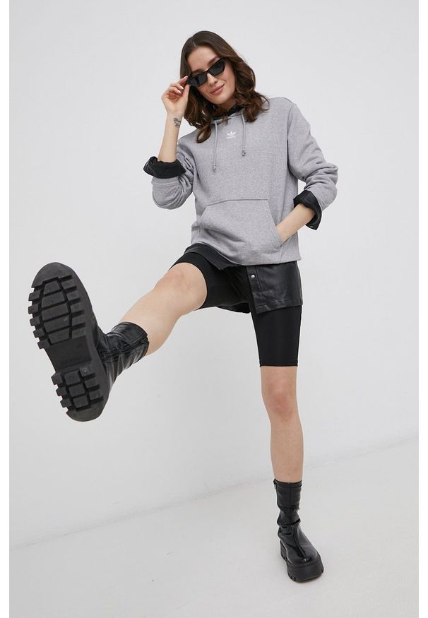 adidas Originals Bluza bawełniana damska kolor szary z kapturem melanżowa. Okazja: na co dzień. Typ kołnierza: kaptur. Kolor: szary. Materiał: bawełna. Wzór: melanż. Styl: casual