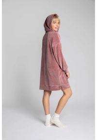 Sukienki.shop - Welurowa sukienka kangurka z kapturem bawełniana pudrowy róż. Okazja: na co dzień. Typ kołnierza: kaptur. Kolor: różowy. Materiał: bawełna, welur. Długość rękawa: długi rękaw. Wzór: haft. Typ sukienki: sportowe. Styl: casual, klasyczny, sportowy #4