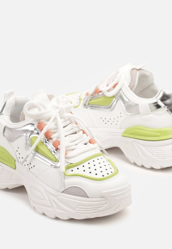 Renee - Biało-Zielone Sneakersy w Streetwearowym Stylu na Tłoczonej Podeszwie Nelasea. Okazja: na co dzień. Zapięcie: sznurówki. Kolor: biały. Materiał: jeans, skóra. Obcas: na platformie