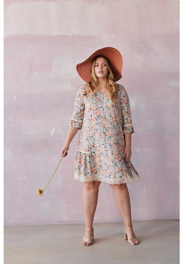 blue shadow - Sukienka Nadia Plus Size Łączka Pastel. Okazja: na spacer. Typ kołnierza: dekolt w serek. Kolekcja: plus size. Materiał: koronka, tkanina, wiskoza. Wzór: koronka, kolorowy. Sezon: wiosna. Typ sukienki: dla puszystych. Styl: militarny
