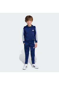 Adidas - Dziecięcy dres Essentials. Okazja: na uczelnię. Kolor: niebieski, wielokolorowy, biały. Materiał: dresówka. Styl: sportowy #1