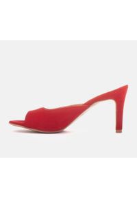 Marco Shoes Klapki Palermo czerwone. Kolor: czerwony. Materiał: zamsz. Obcas: na obcasie. Styl: elegancki. Wysokość obcasa: średni #7