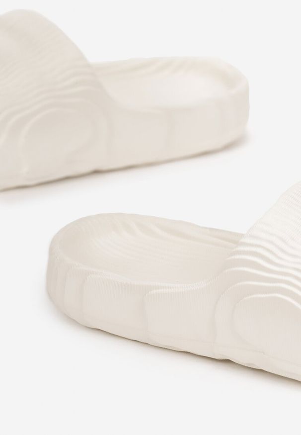 Born2be - Białe Piankowe Klapki na Grubej Podeszwie Aplia. Okazja: na co dzień. Kolor: biały. Styl: casual, wakacyjny