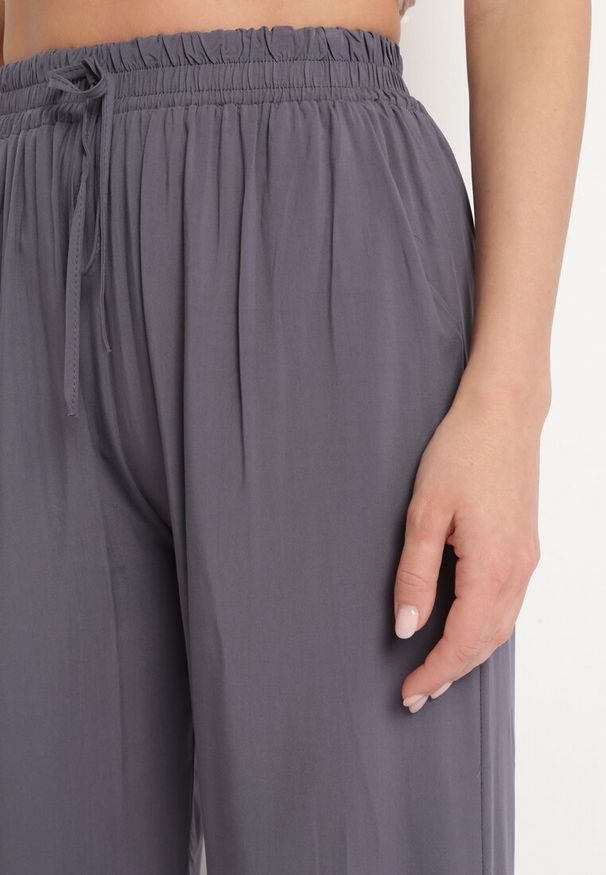 Born2be - Ciemnoszare Bawełniane Spodnie z Szerokimi Nogawkami Palazzo z Gumką w Pasie Nesira. Okazja: na co dzień. Kolor: szary. Materiał: bawełna. Styl: elegancki, casual