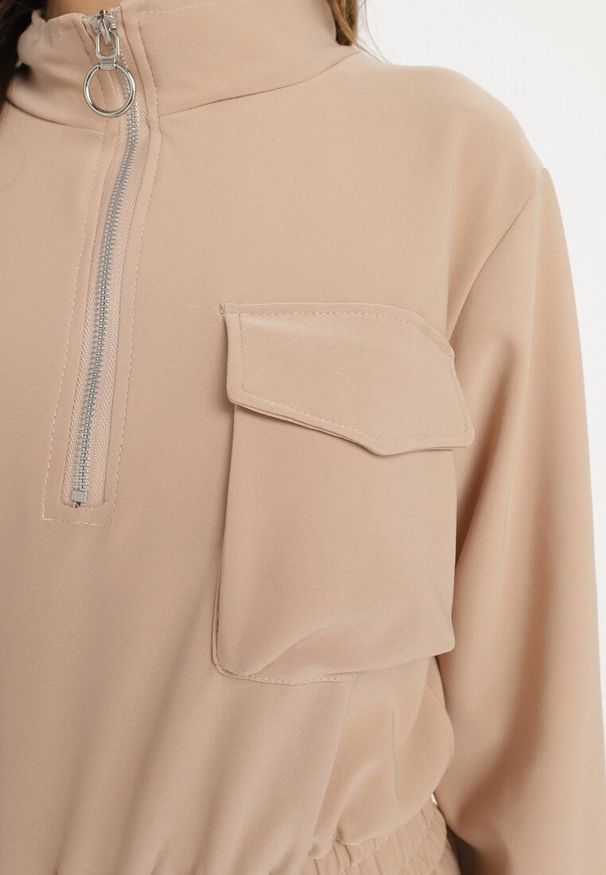Born2be - Ciemnobeżowy Komplet Dresowy z Bluzą o Krótkim Fasonie i Spodniami Typu Jogger z Kieszeniami Riavirae. Kolor: beżowy. Materiał: dresówka