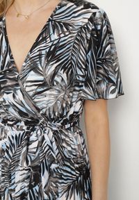 Born2be - Czarna Kopertowa Sukienka z Bawełną o Rozkloszowanym Kroju z Paskiem Aulinea. Okazja: na spacer, na co dzień. Typ kołnierza: dekolt w kształcie V, dekolt kopertowy. Kolor: czarny. Materiał: bawełna. Typ sukienki: kopertowe. Styl: elegancki, casual #4