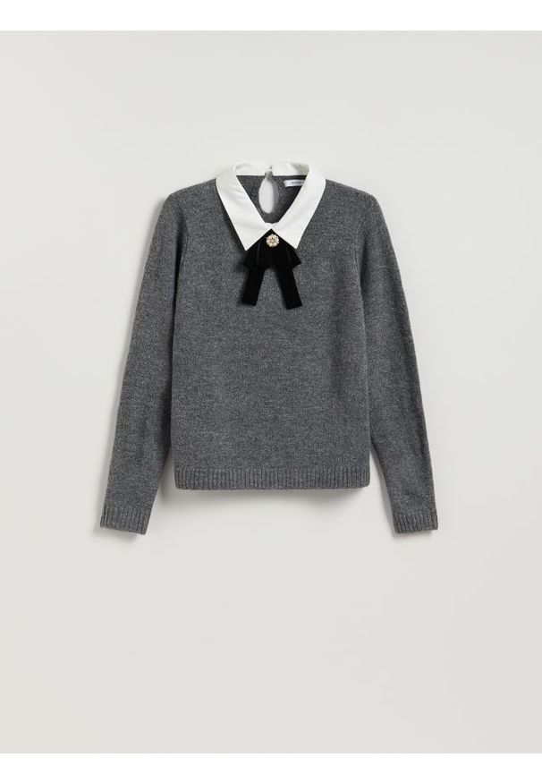 Reserved - Sweter z ozdobnym kołnierzem - szary. Kolor: szary. Materiał: dzianina