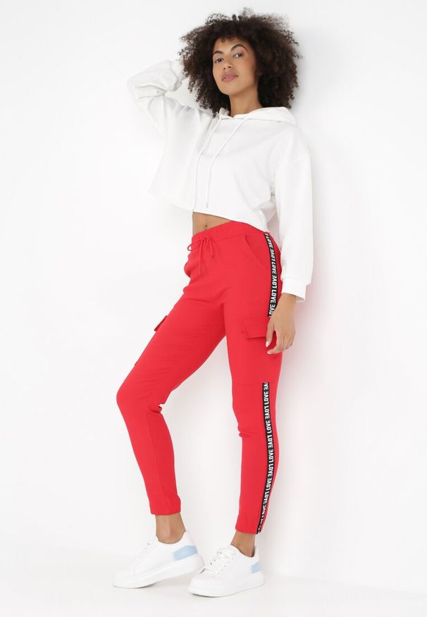 Born2be - Czerwone Spodnie Ionomeda. Kolor: czerwony. Materiał: tkanina. Wzór: nadruk, jednolity